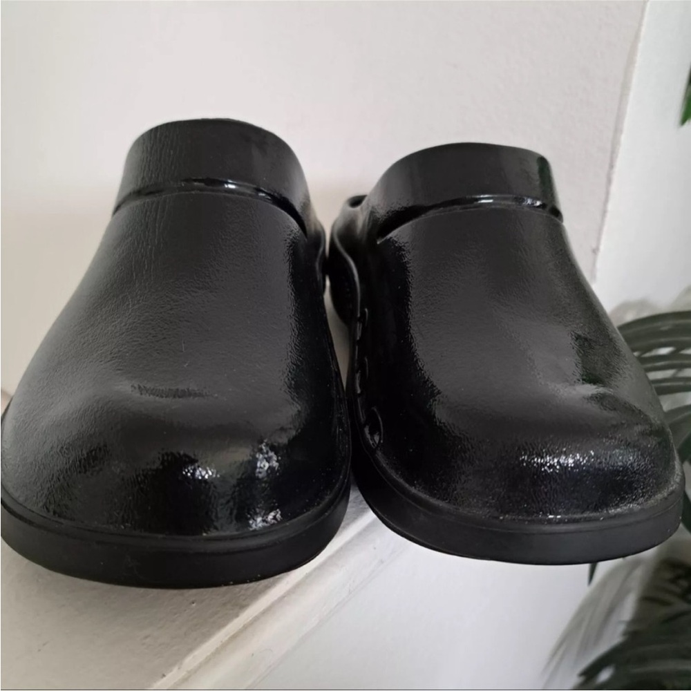 Oofos clogs